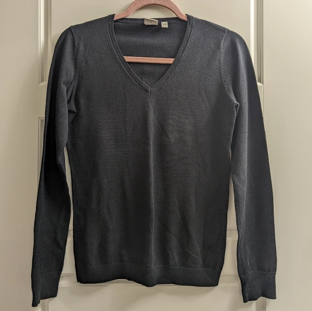 🎉3/$50🎉 ESPRIT Long Sleeve V-Neck Sweater - Picture 2 of 8